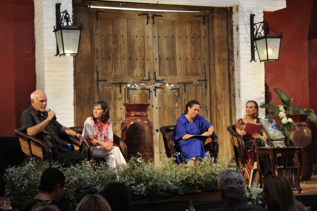 Roberto Chávez, Mónica Baeza, Vanessa Pérez y Sally Rangel, durante la presentación del libro (Especial)