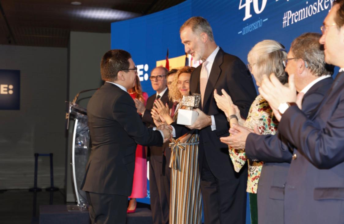 Víctor Núñez Jaime recibe el galardón de manos de Felipe VI | Cortesía
