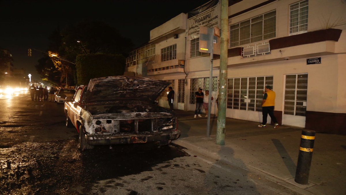 La camioneta antigua ardió en llamas tras el impacto | Enrique Luna