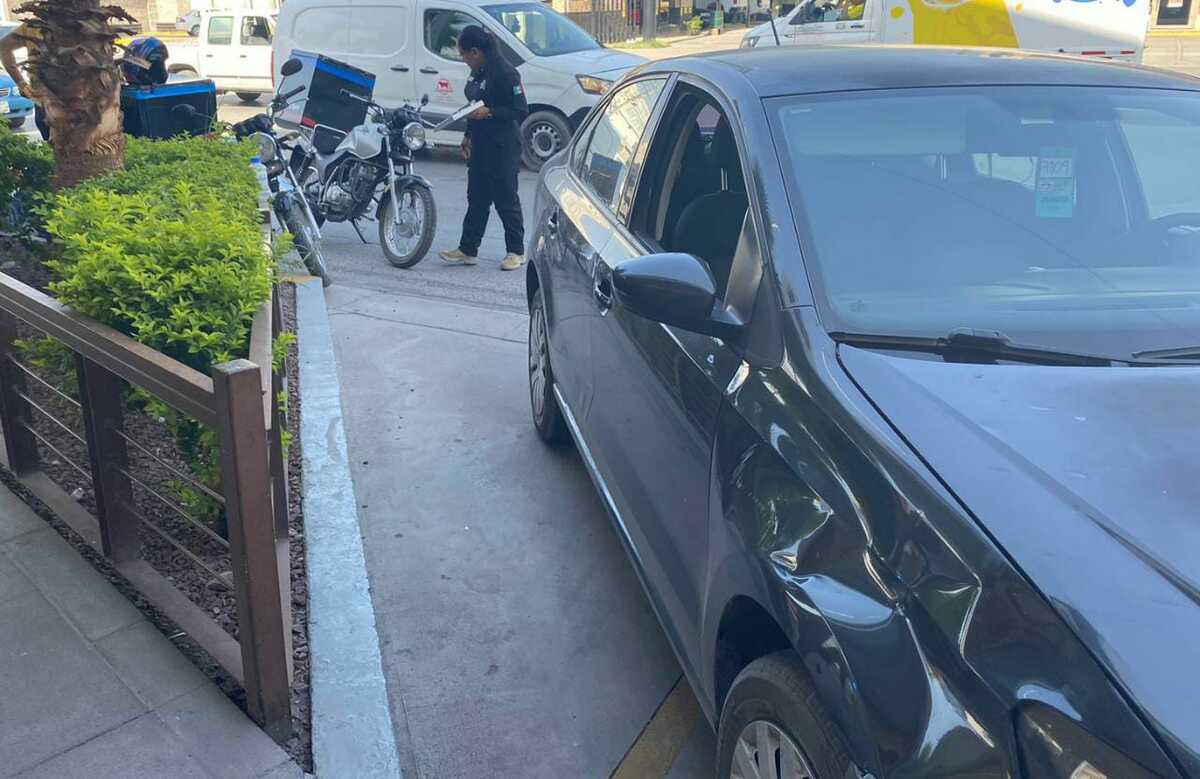 Torreón. Conductor ignora semáforo en rojo y choca con repartidor ...