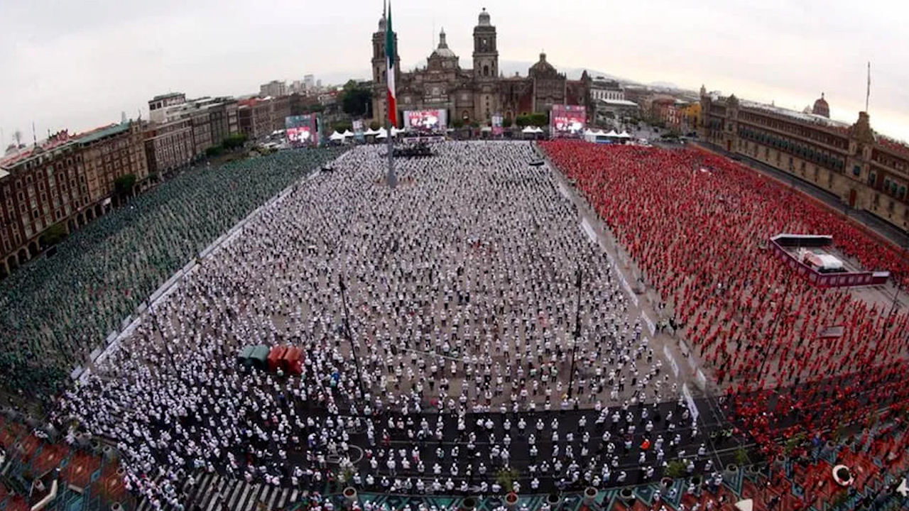 Llevan a cabo clase masiva de box en el Zócalo de la Ciudad de México