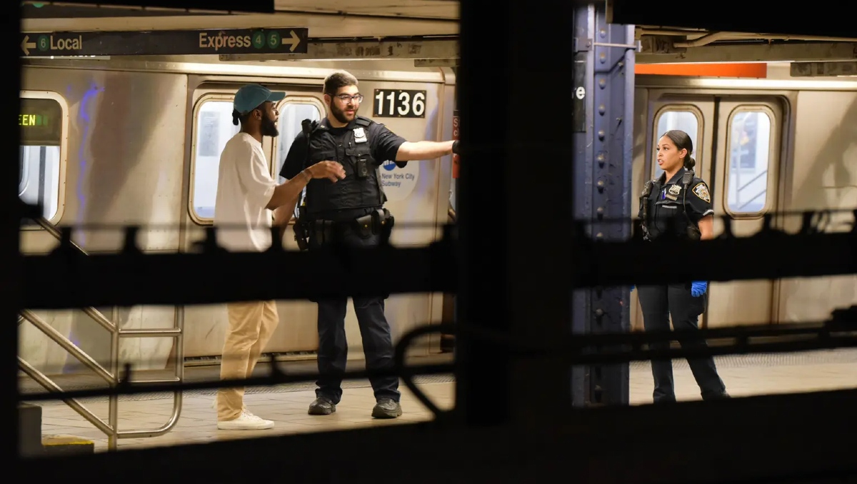 La policía de Nueva York no ha detenido a ninguna persona por el ataque en el metro. | New York Post