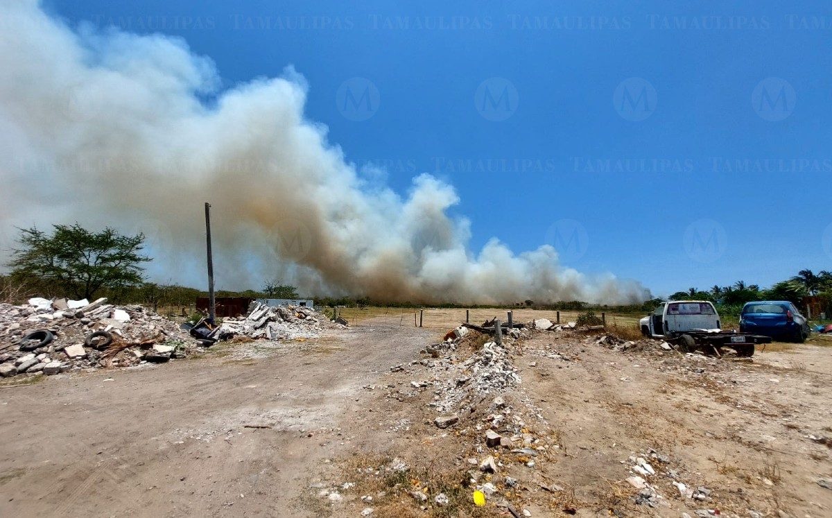 Ex basurero en Ciudad Madero se incendia. (Pablo Reyes)