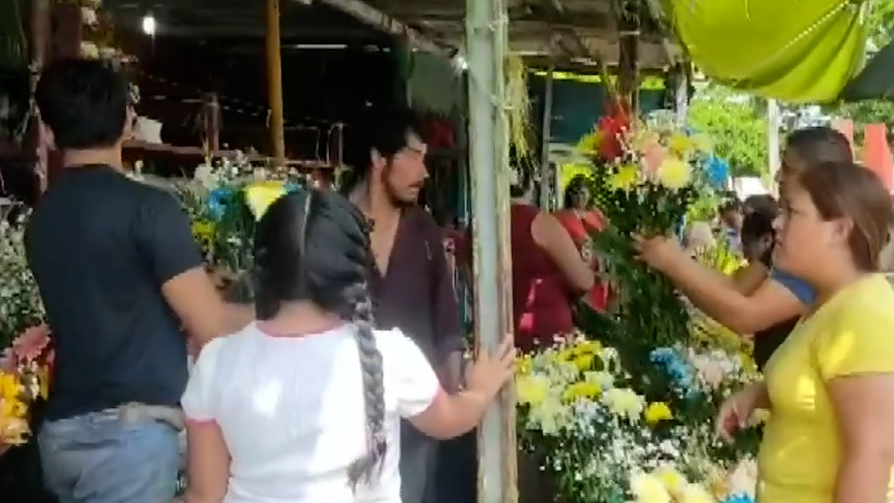 En Veracruz, personas acuden a panteones por el Día del Padre