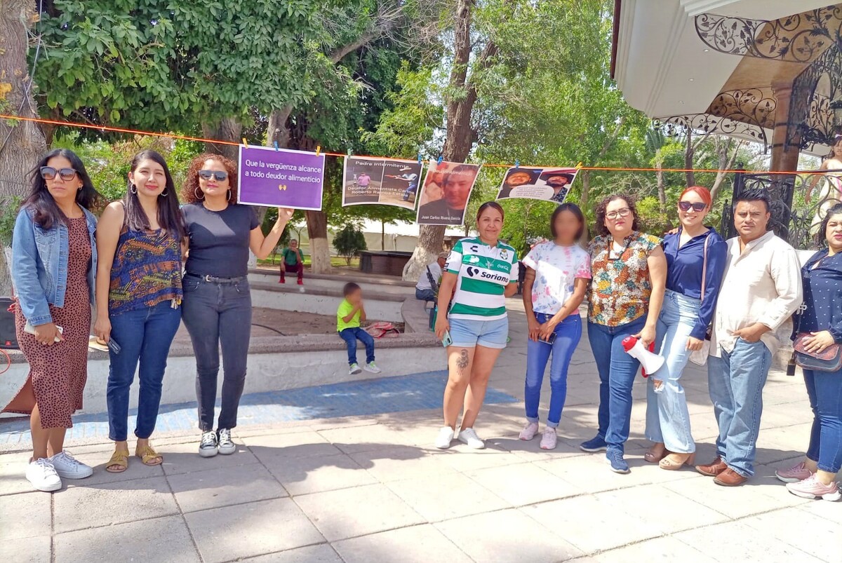 Madres exhiben a deudores alimentarios en Plaza de Armas en Gómez Palacio. | Roberto Amaya