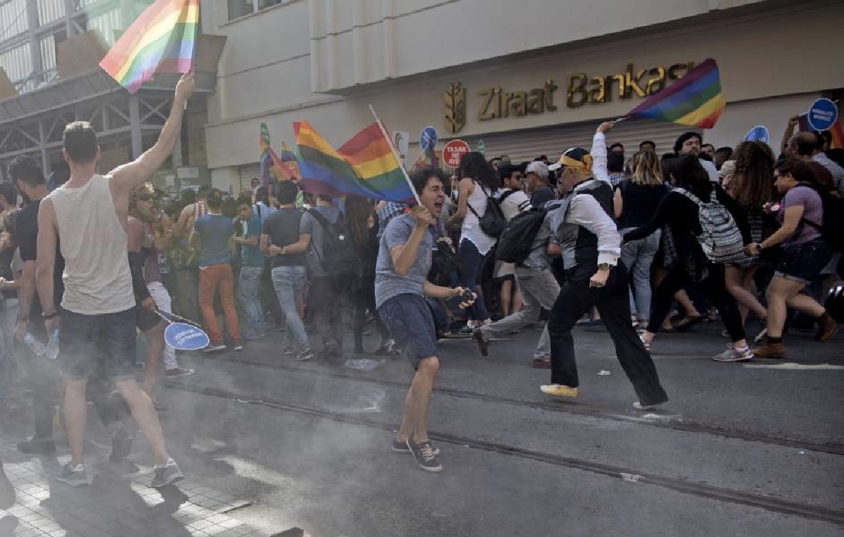 Policía turca dispersando marcha del orgullo LGBT (EFE)