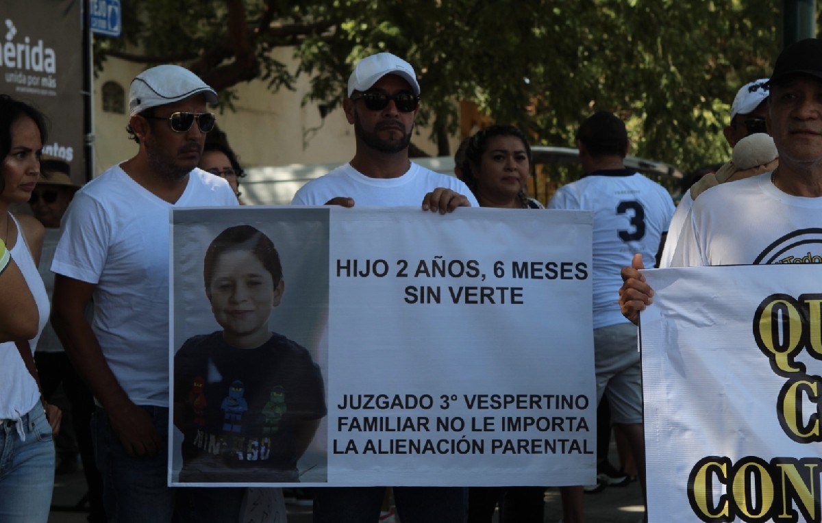 Protesta del Día del padre en Mérida (Foto: Alejandro Ruvalcaba)