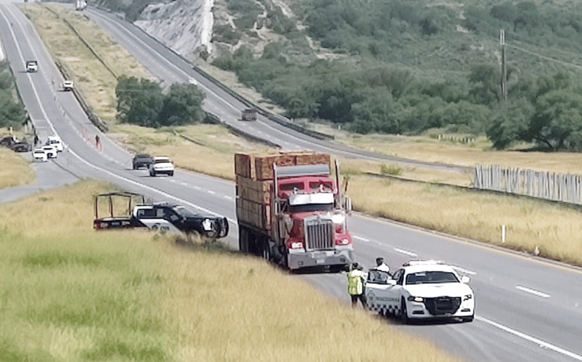 El cuerpo del automovilista quedó sobre el camellón central de la arteria | Agustín Martínez