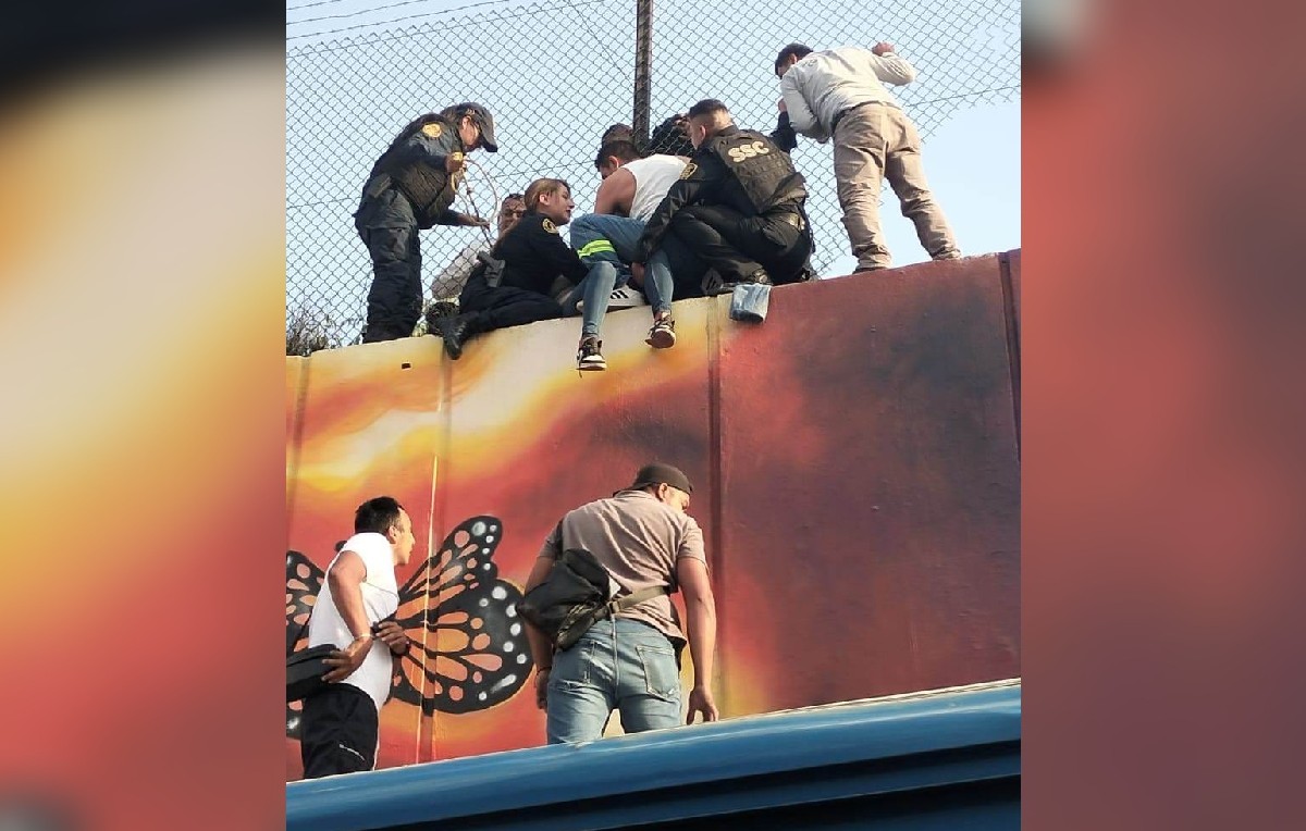 Elementos de la SSC apoyando a una mujer (Foto: Ivan Ramírez)