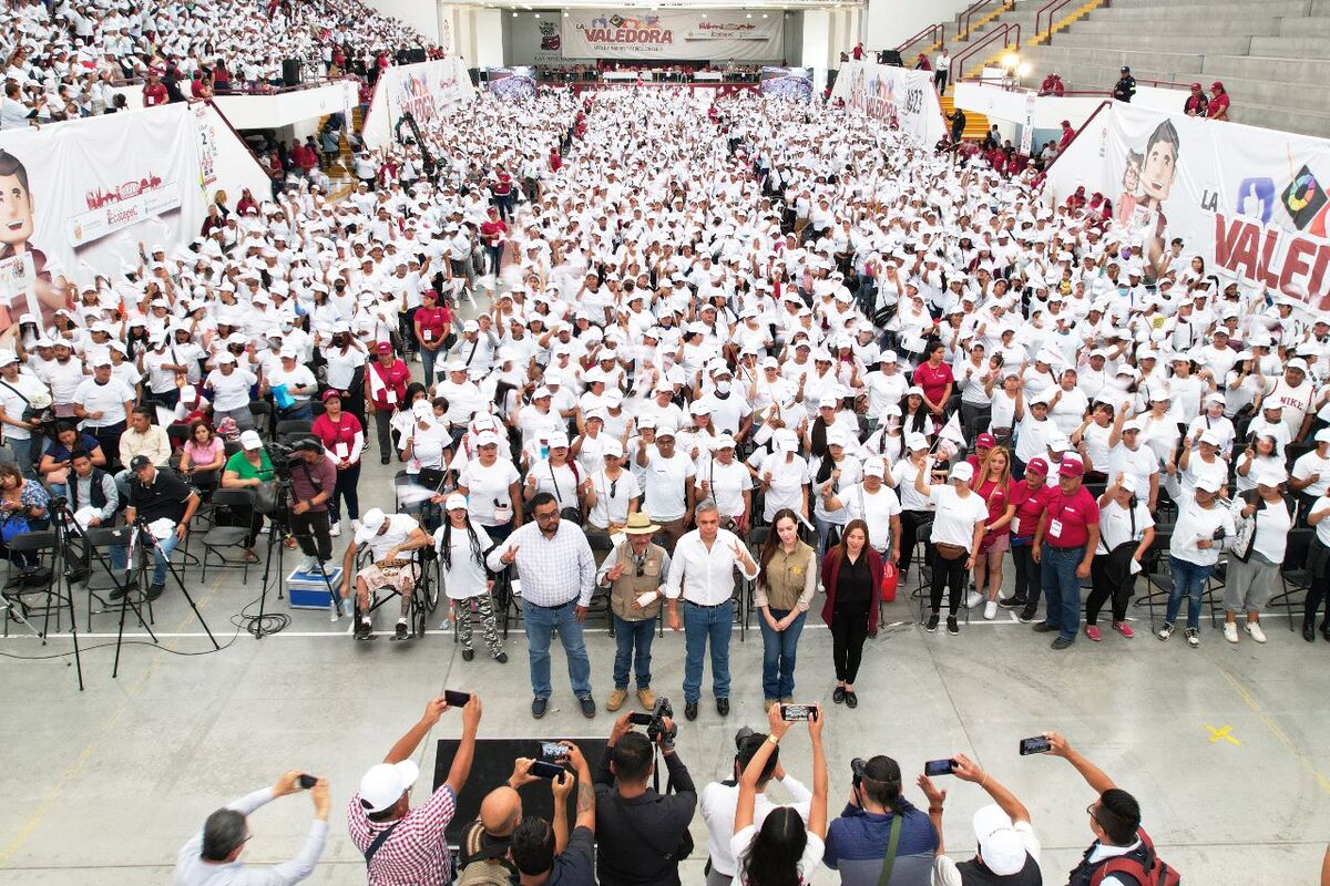 Gobierno de Ecatepec entrega tarjeta La Valedora a 20 mil madres y padres solteros. (Especial)