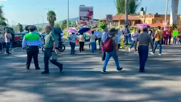 Habitantes de Banderilla bloquean bulevar para exigir suministro de agua