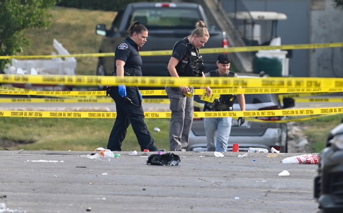 Investigadores analizan la escena de un tiroteo en un centro comercial, el domingo 18 de junio de 2023, en Willowbrook, Illinois | AP
