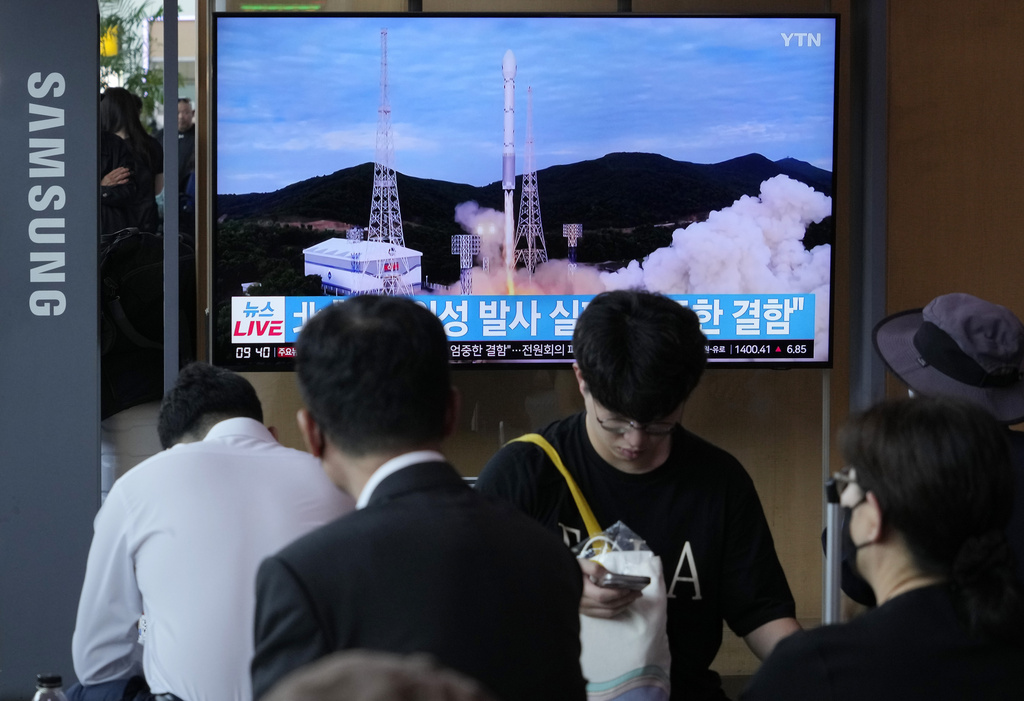 Lanzamiento de un cohete norcoreano, durante un programa de noticias, en la Estación de Tren de Seúl | AP