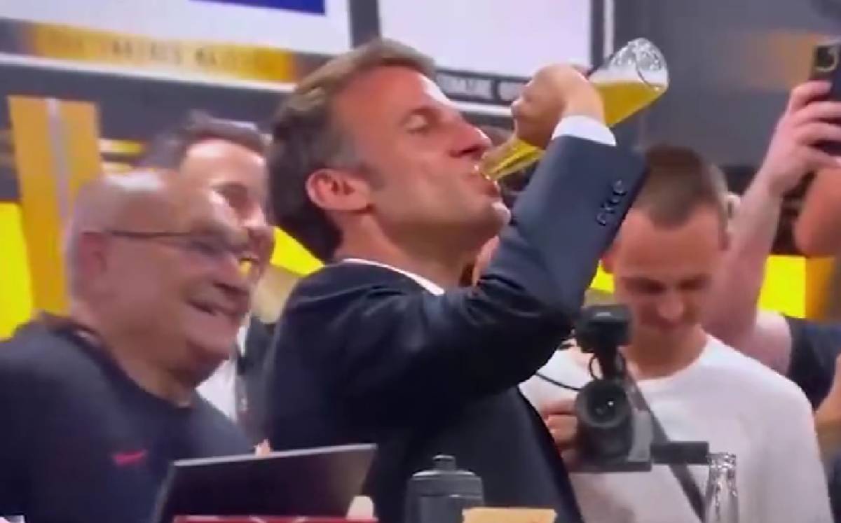 Macron se terminó una cerveza Corona de un solo trago. (Especial).