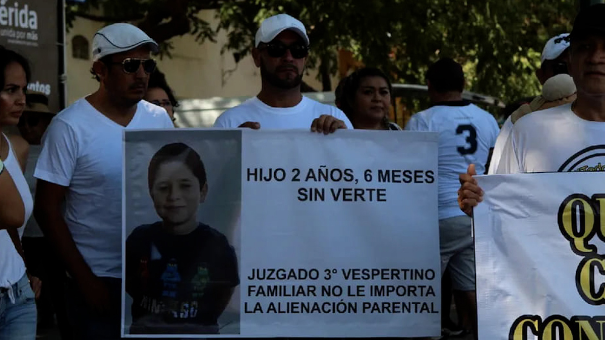 Padres de Mérida marchan en su día; reclaman que ven muy poco tiempo a sus hijos