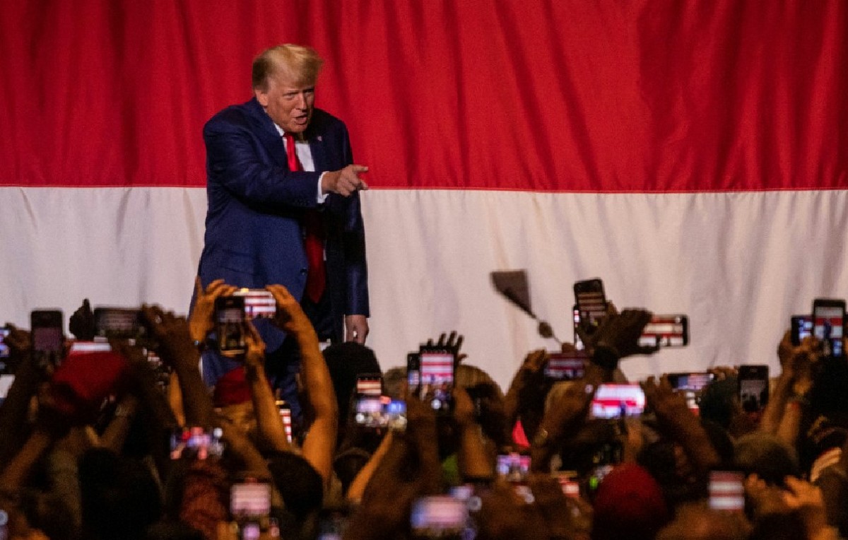 Ex presidente Donald Trump frente a los medios de comunicación (AFP)
