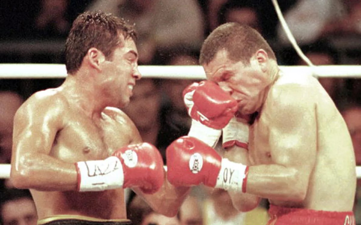 Amigos de JC Chávez lo abandonaron cuando perdió contra Óscar de la Hoya (AFP)