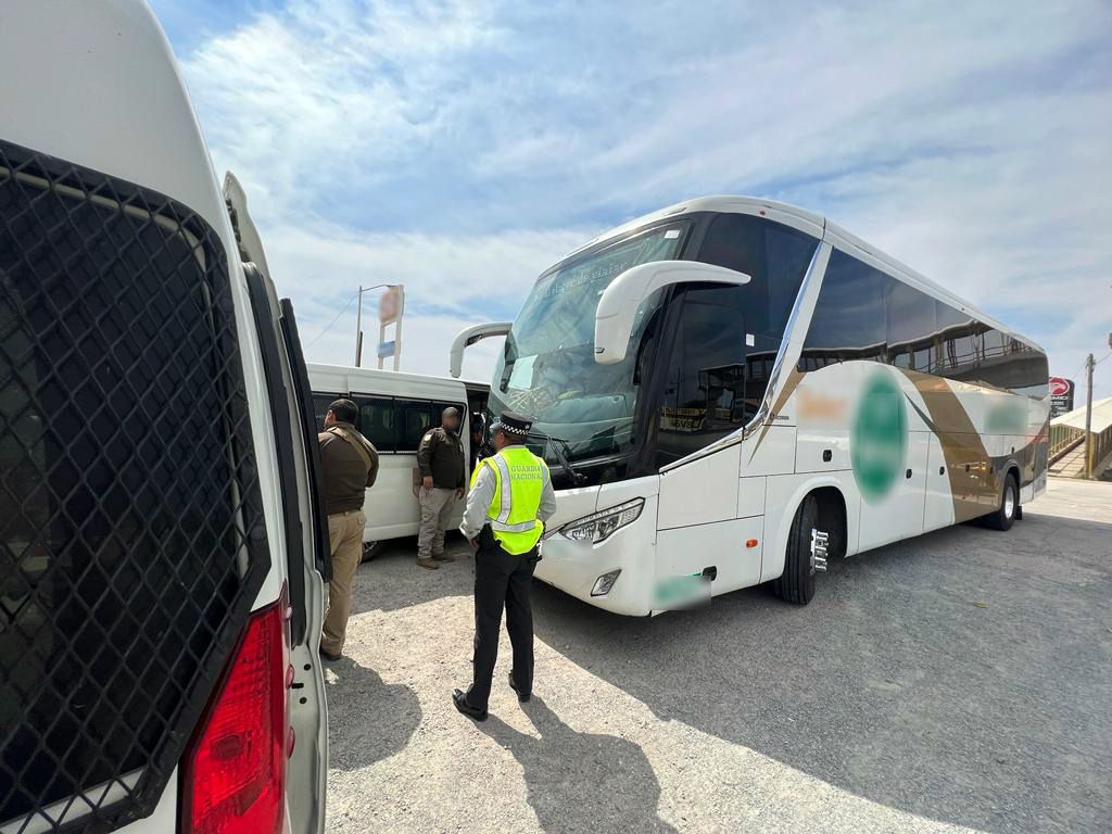 Autobuses donde presuntamente viajaban las personas migrantes.