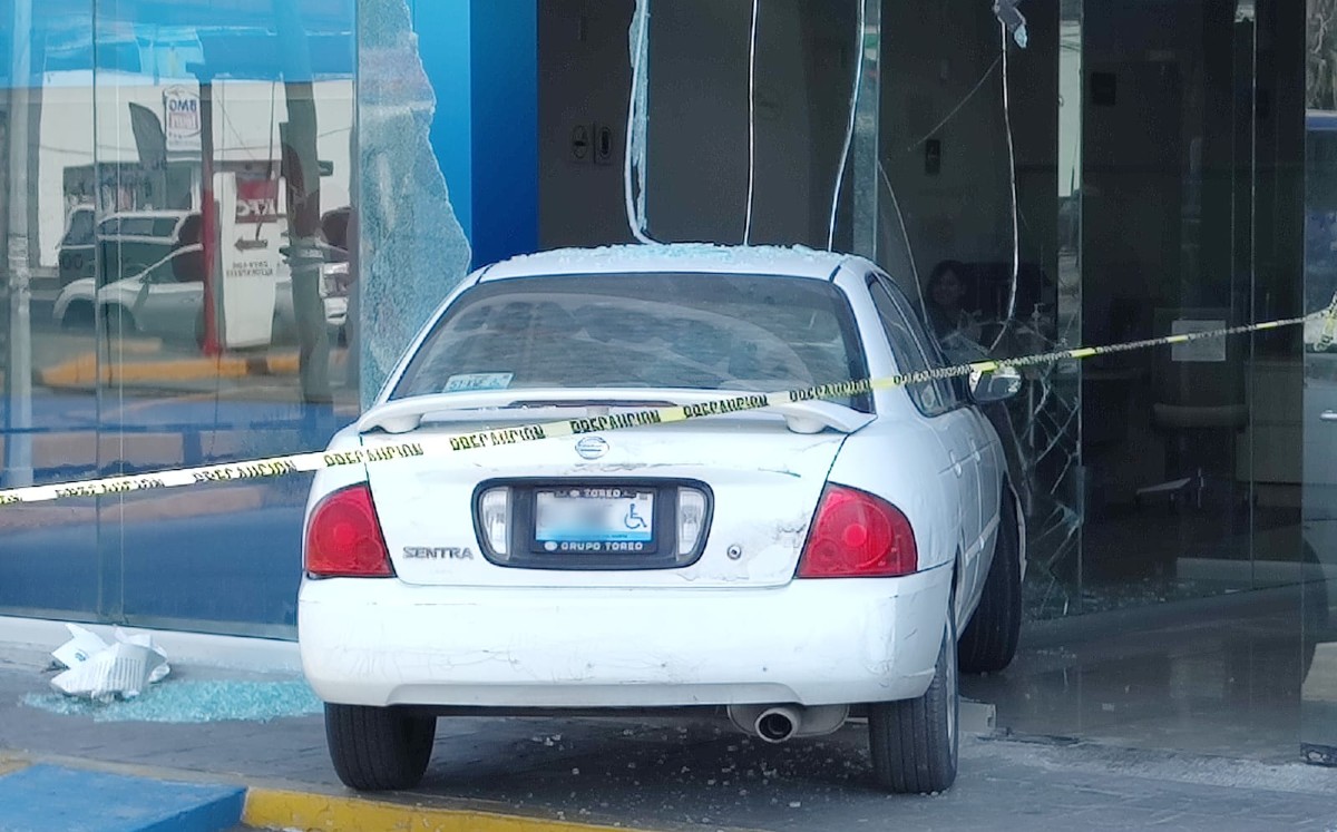 El conductor resultó ileso, así como clientes y empleados del lugar. Agustín Martínez
