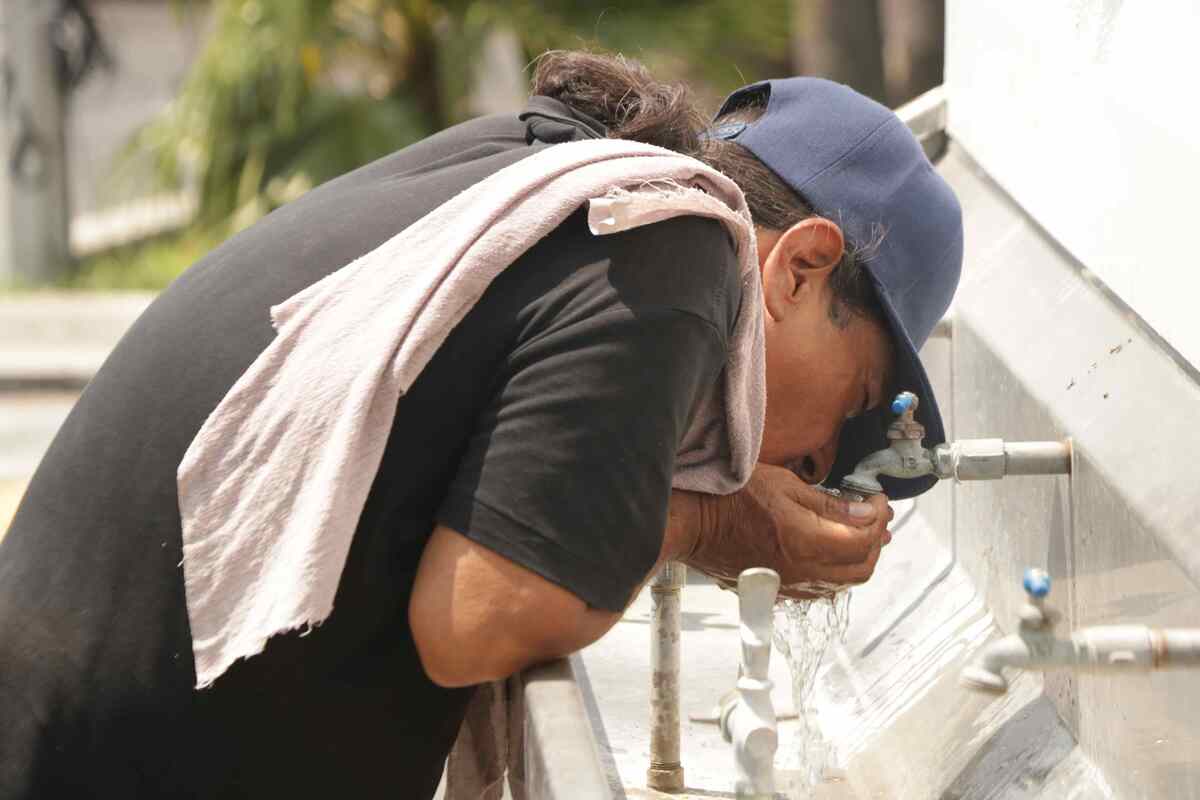Ante los cortes de agua, los gobiernos municipales explicaron que se preparan llenando los tinacos comunitarios. Raúl Palacios