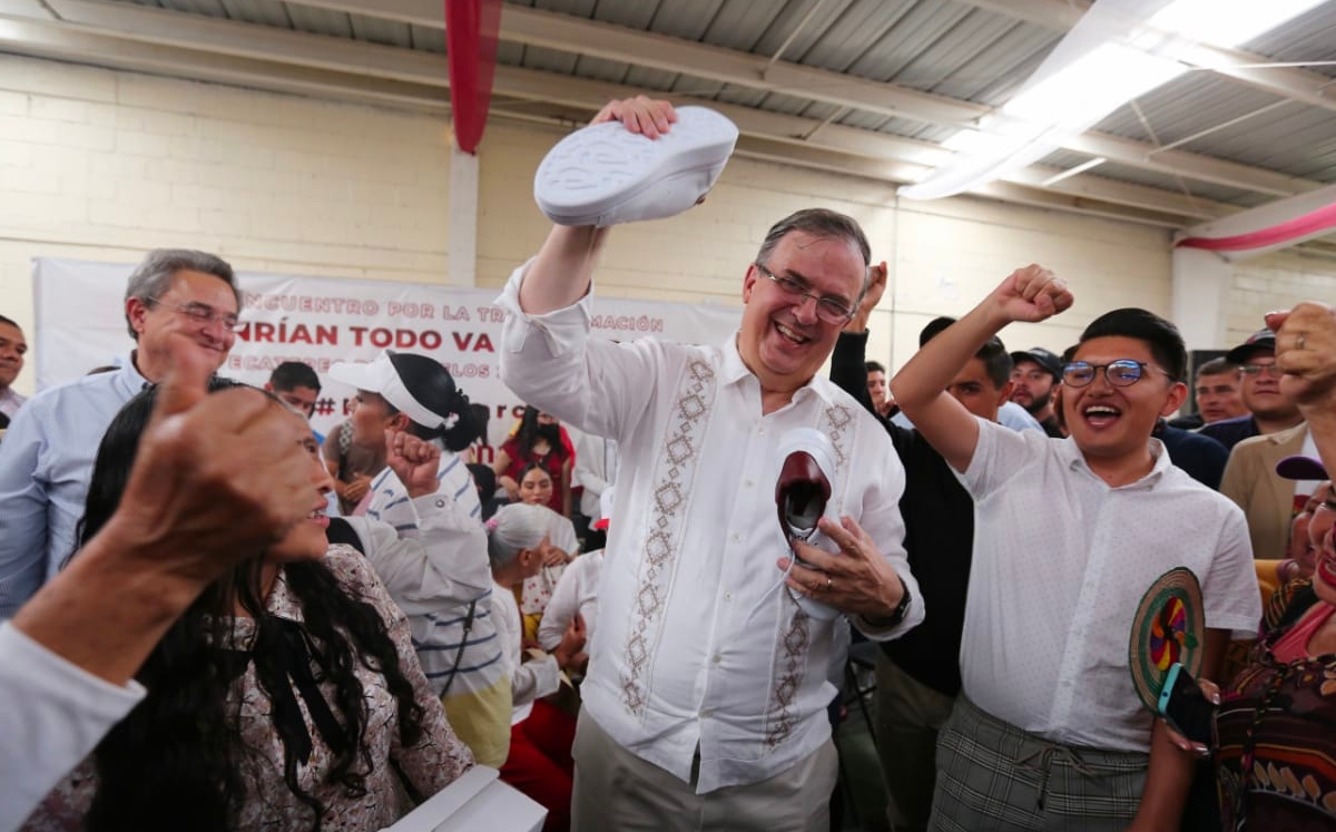 Ebrard en un encuentro con jóvenes de Ecatepec y colonos. | Javier Ríos