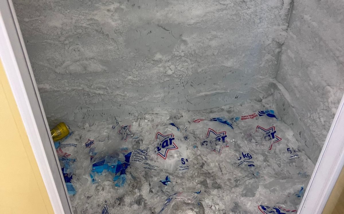 La escasez de hielo en las tiendas de conveniencia y establecimientos se ha convertido en un problema desde el pasado fin de semana. Roberto Alanís