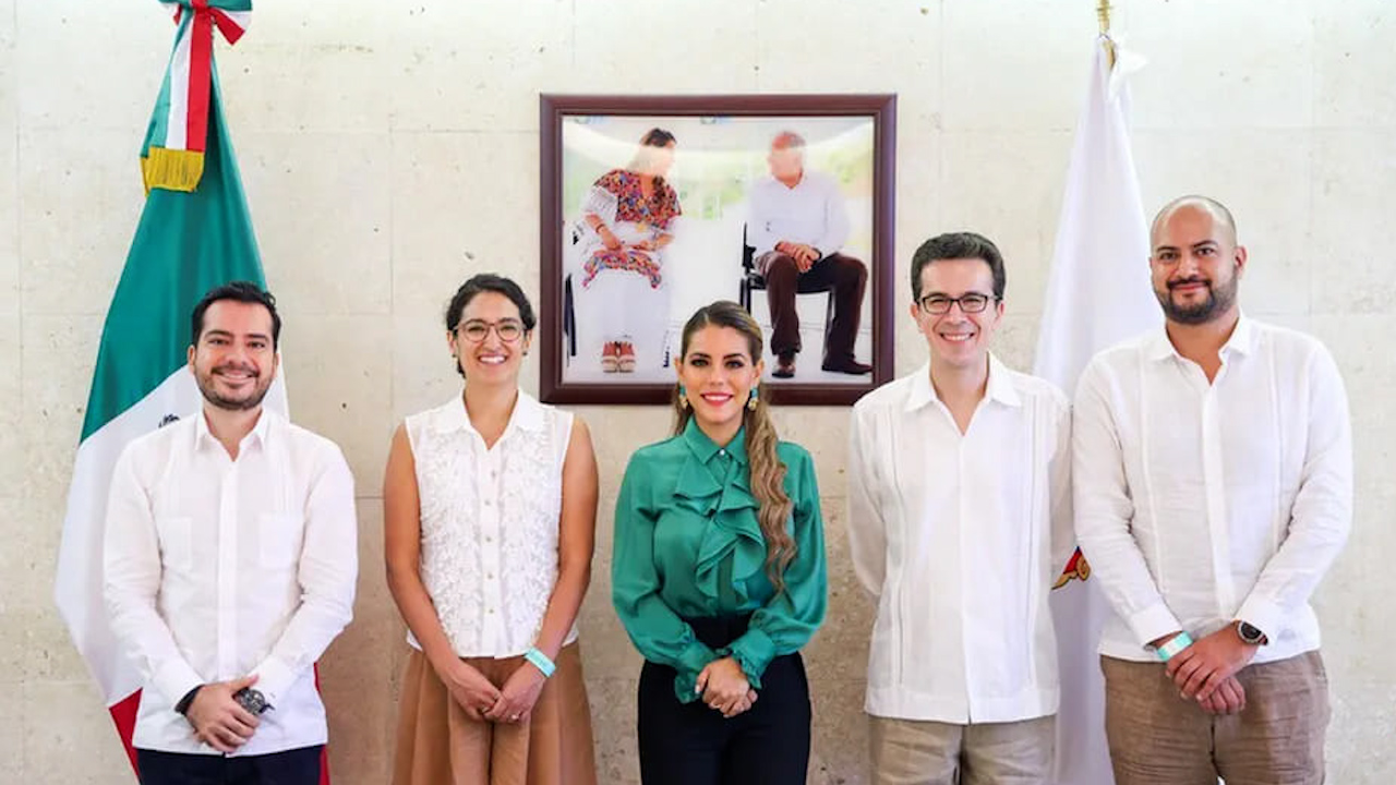 Evelyn Salgado firma acuerdo con director de Airbnb en México para impulsar promoción turística