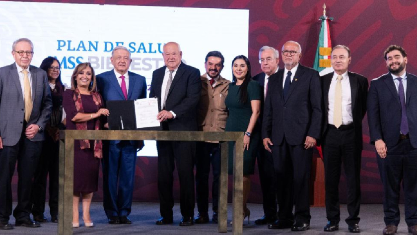 Firma del convenio durante la conferencia de prensa del presidente de la República en Palacio Nacional
