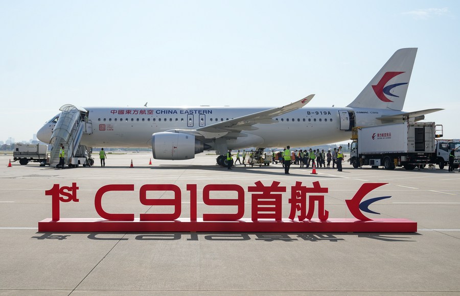 Foto del 28 de mayo de 2023 muestra un C919, avión de pasajeros de desarrollo propio de China, para su primer vuelo comercial en Shanghái. (Xinhua)