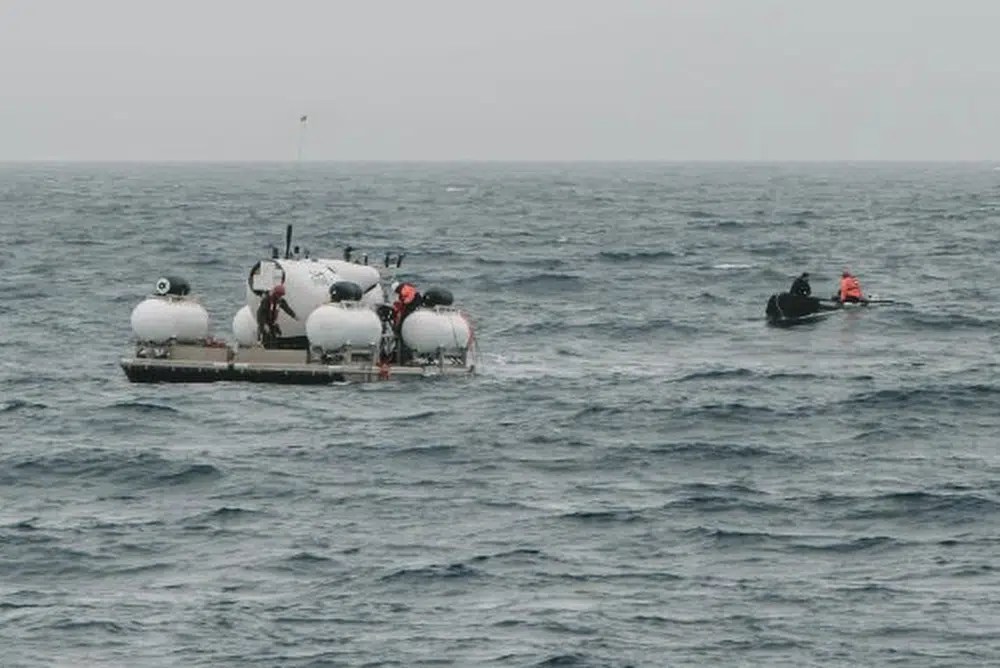 Francia envía robot para buscar sumergible desaparecido | AP