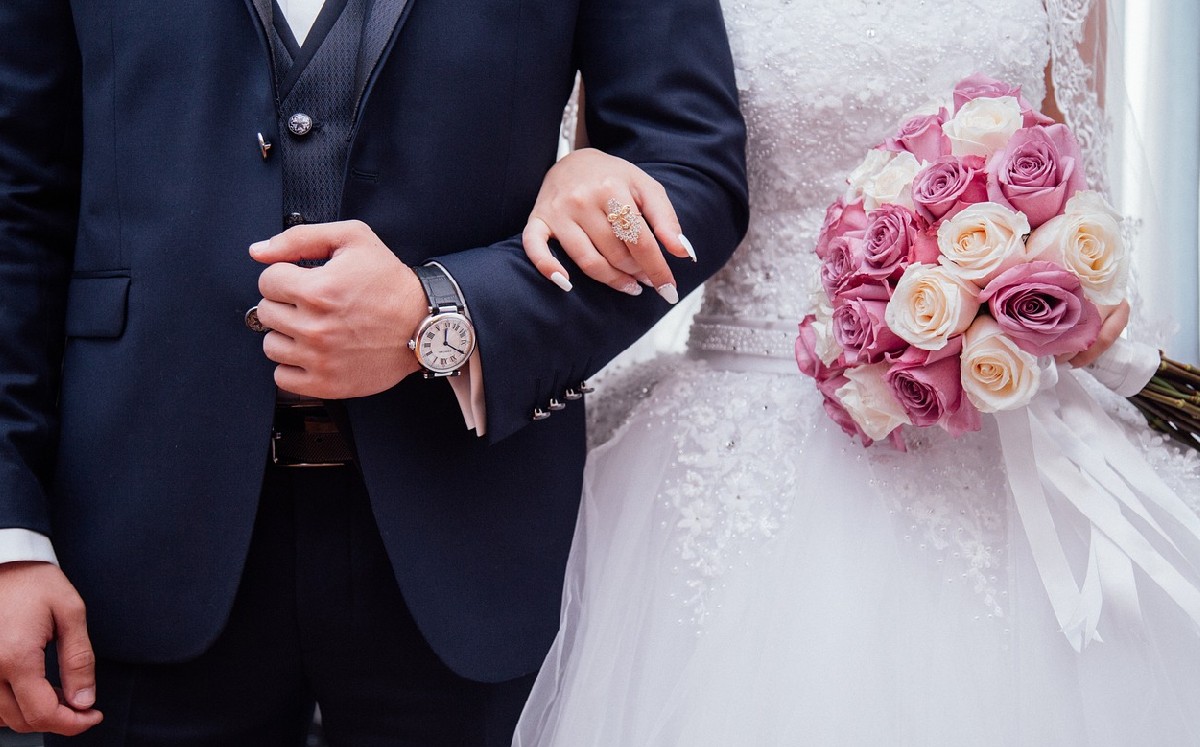 Hombre sorprende a su novia con boda sorpresa