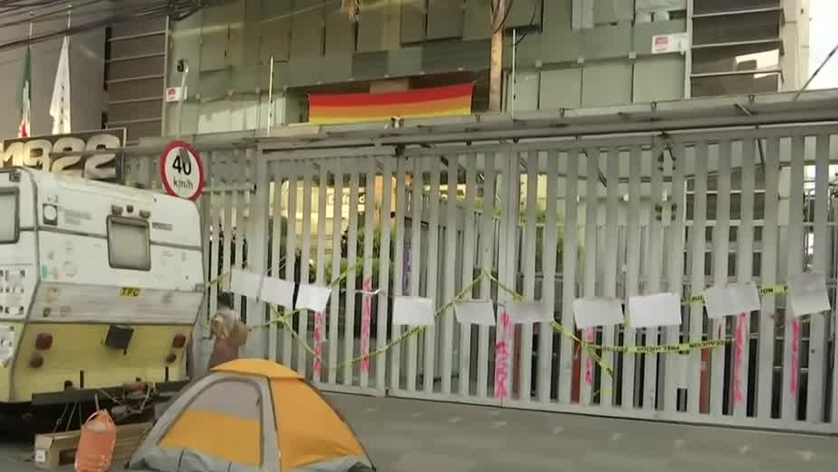 En las instalaciones de la CNDH, colectivo feminista realiza una protesta en la CdMx