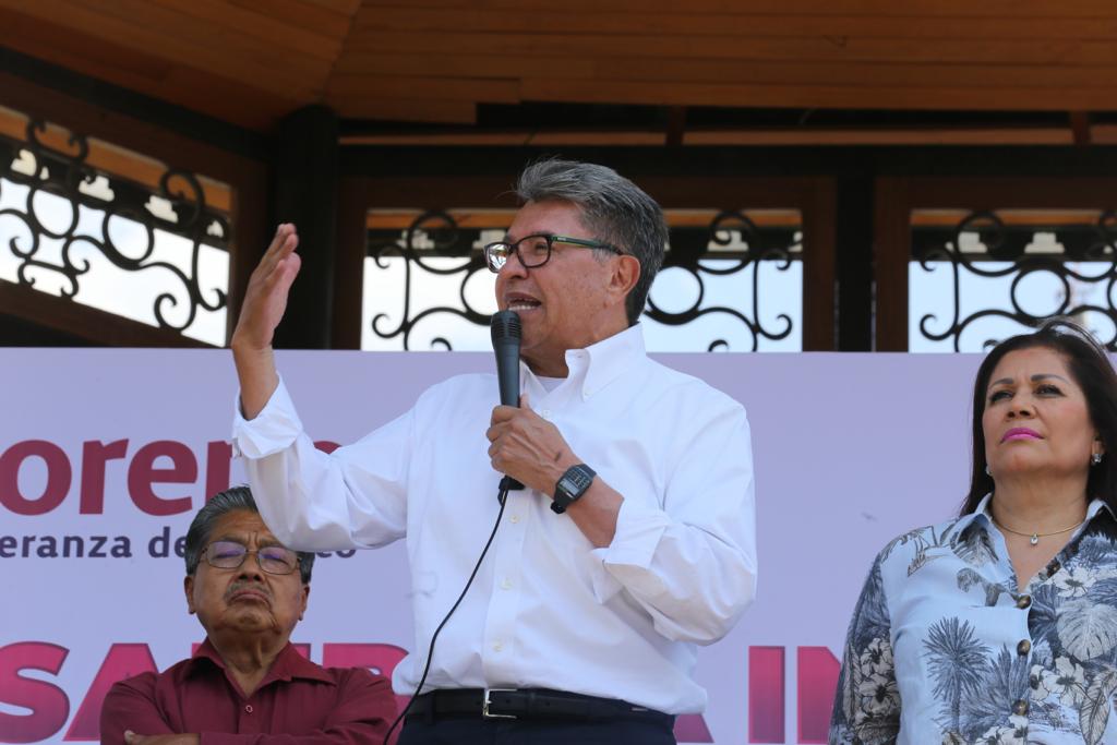 Ricardo Monreal en el kiosco de la plaza de Lerma. | Jorge Carballo