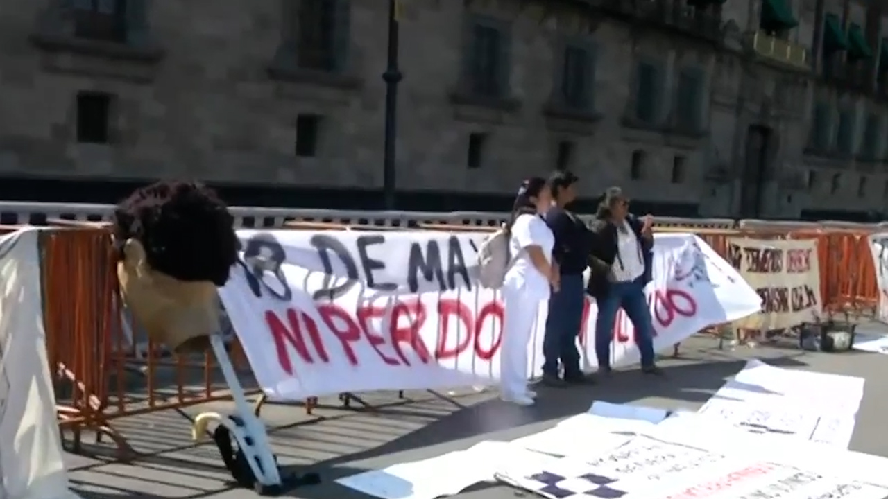 Trabajadores del sector salud protestan frente al Palacio Nacional