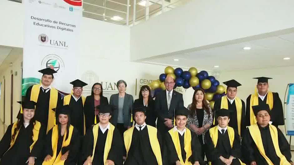 Alumnos de la UANL reciben diplomado de inclusión
