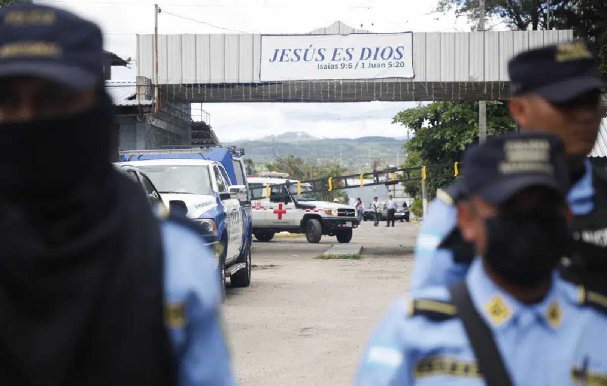 Ambulancia ingresando a cárcel de mujeres Tamara en Honduras (AP)