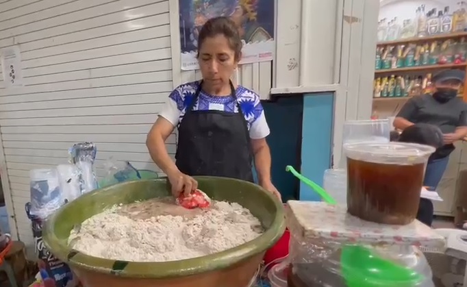 Artesana elaborando tejate en un mercado de Oaxaca.