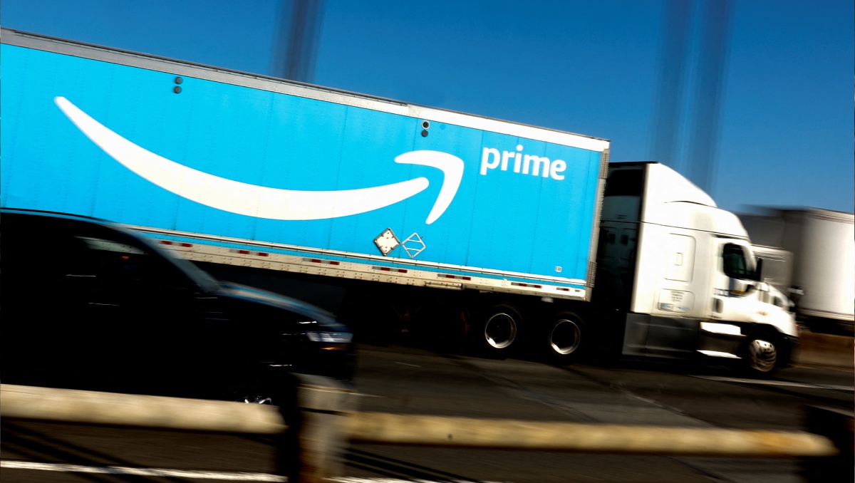 Camión de Amazon Prime cruza puente George Washington durante el "Prime Early Access Sale" en Nueva York, EU. Octubre de 2022. Foto: (Reuters)