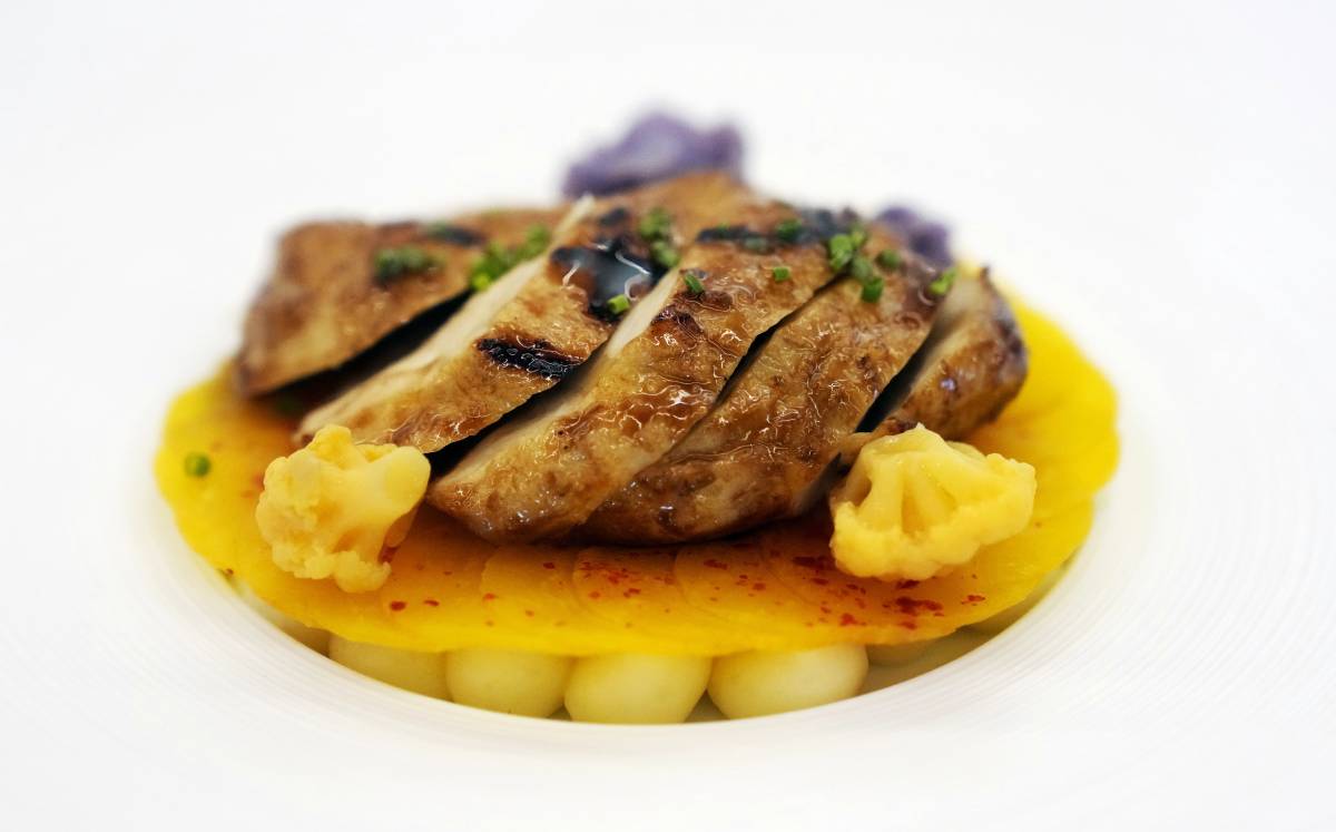 La carne sintética es ligeramente más pálida que la de origen animal, pero su sabor y textura es igual. (AP).