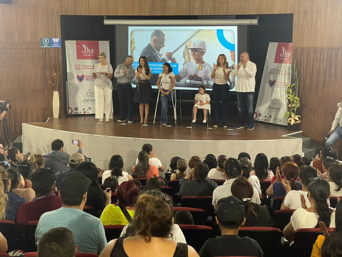 Entrega de 221 cheques de 20 mil pesos . (Karla Rodríguez)