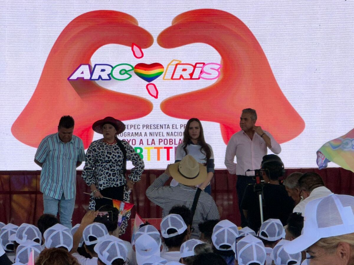 Entrega de “Tarjetas Arcoíris” a la Comunidad LGBTTTQ+ en el municipio de Ecatepec. (Especial)