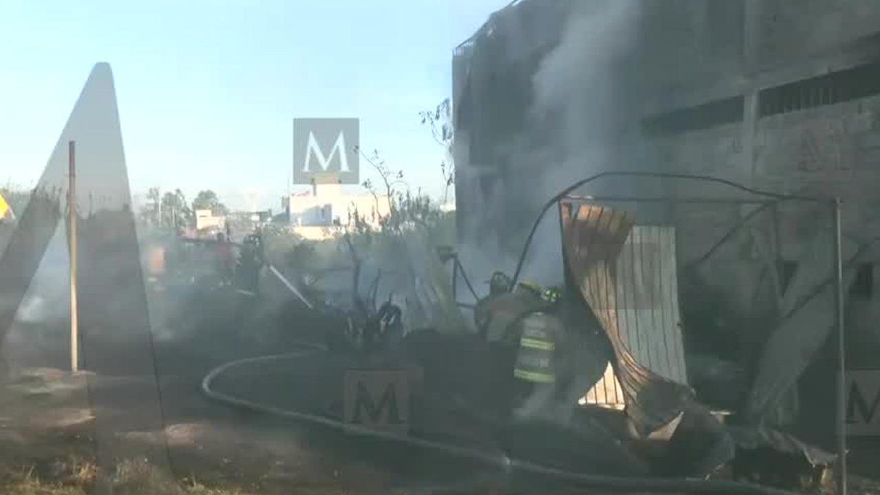 Incendio en vulcanizadora se extiende a maderería en Coacalco, Edomex