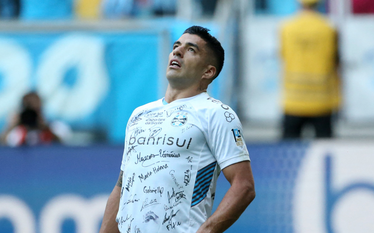Luis Suárez puede necesitar una prótesis en la rodilla (Reuters)