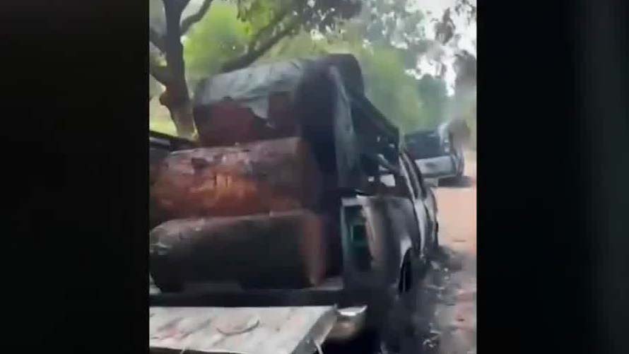 En Michoacán, comuneros queman camiones de talamontes para evitar la tala clandestina