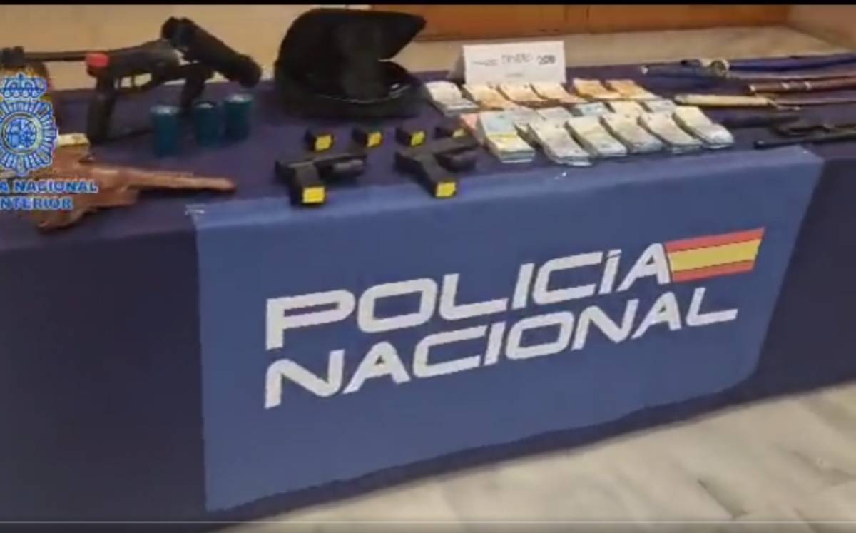 La Policía Nacional de España presumió los objetos incautados. (@Policia).