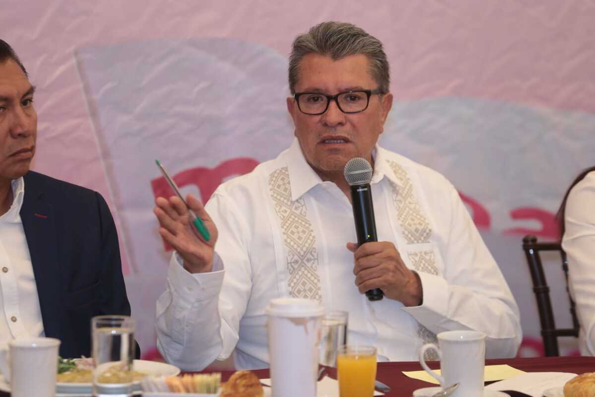 Ricardo Monreal en desayuno con periodistas en Puebla. │Jesús Quintanar
