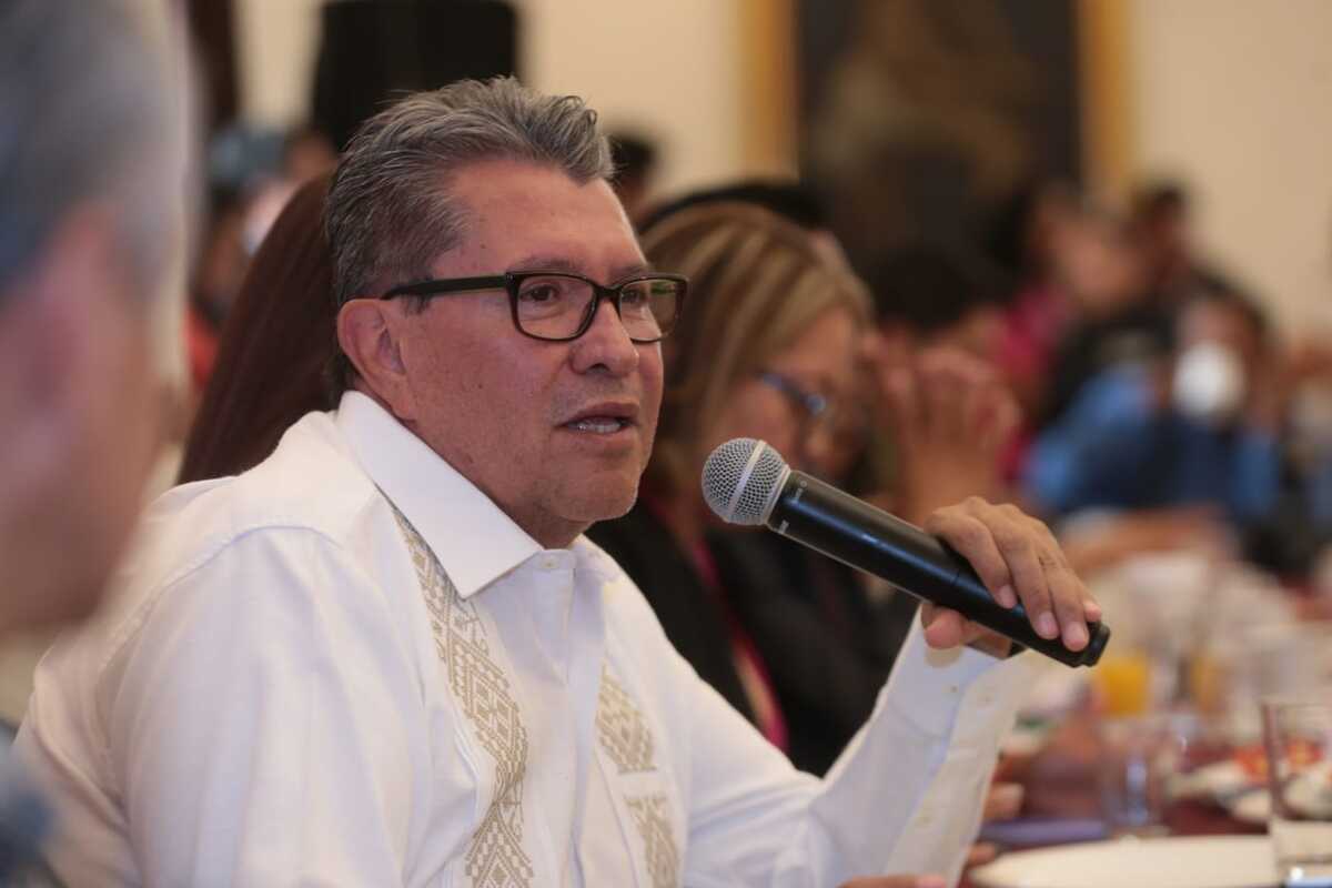 Ricardo Monreal en desayuno con periodistas en Puebla. │Jesús Quintanar