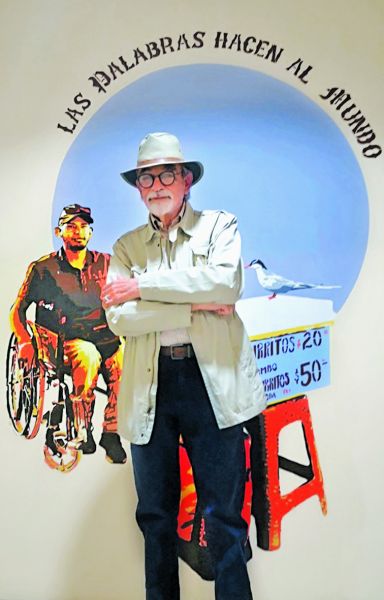 Con su sombrero, reta al sol de la ciudad. Vicente Gutiérrez
