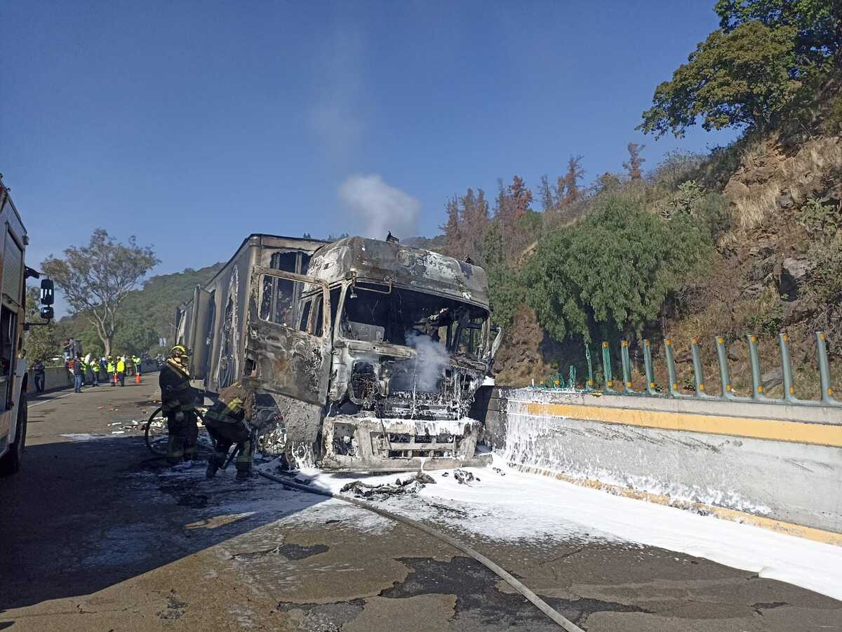 El tráiler se incendió con velocidad por la carga que tenía. | Enrique Luna