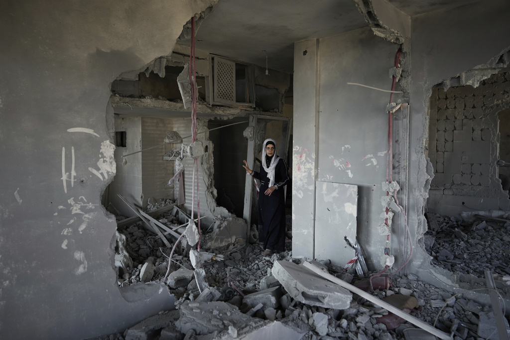 Adalah, madre del prisionero palestino Kamal Jouri, mira las ruinas de la casa de la familia | AP